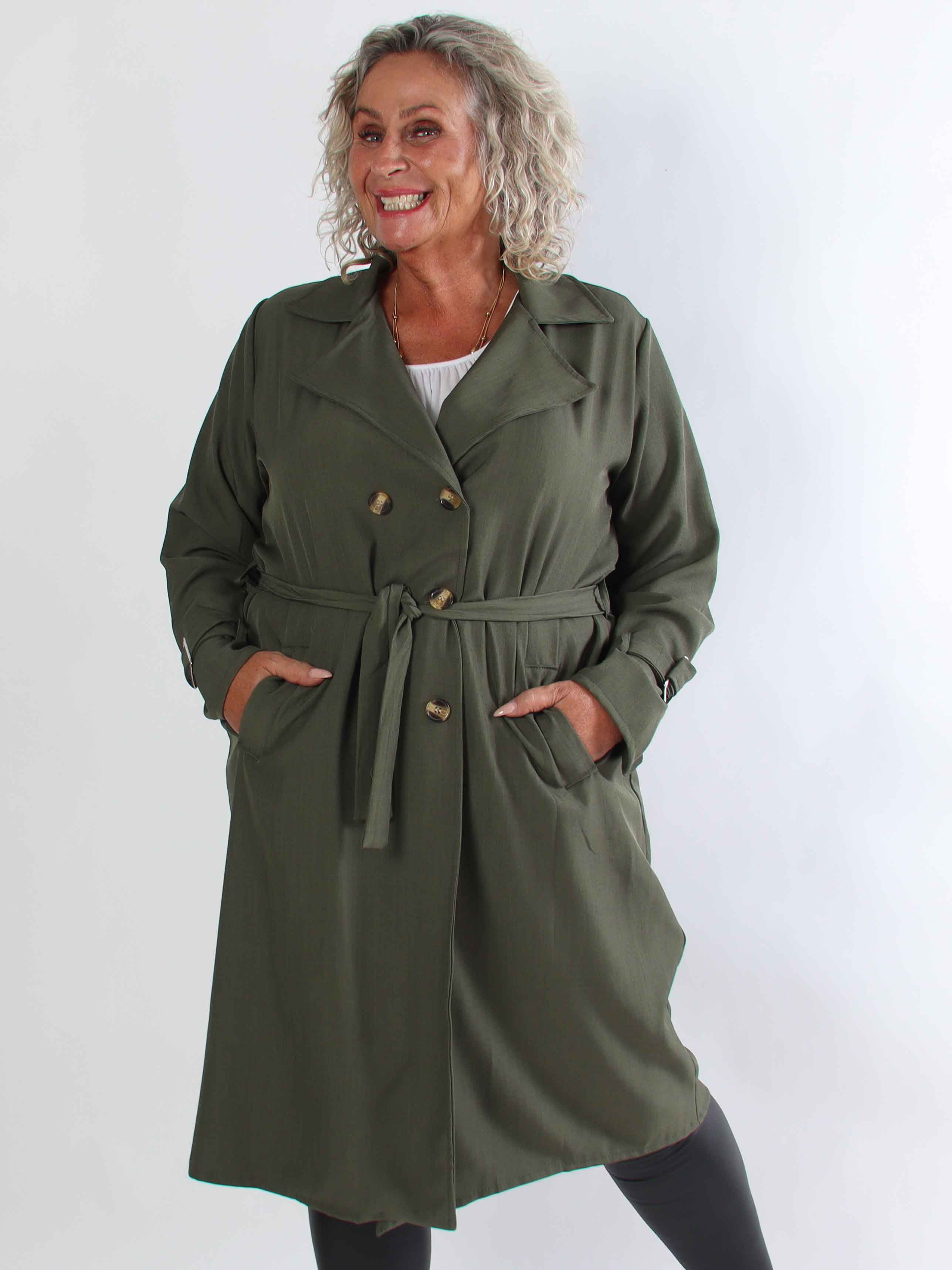 Sharpay 2.0 – Lätt plus size trenchcoat med knytskärp